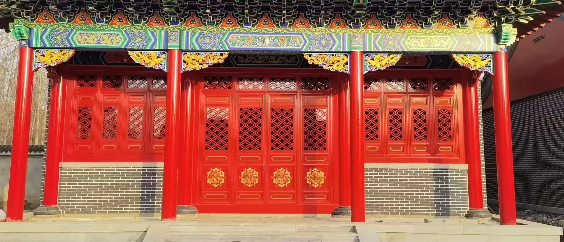 欧朗德工程资料中的中式建筑门窗，朱红门扇与传统建筑细节